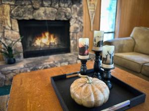 Una calabaza sentada en una mesa frente a una chimenea. en Everwood Serenity Treehouse on Sledding Hill, en Big Bear Lake