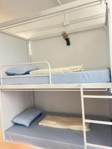 Una cama o camas cuchetas en una habitación  de JC home 刘 先 生