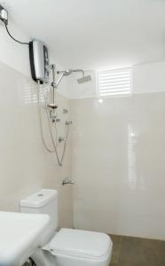 马特勒Linesa holiday resort的带马桶和淋浴的浴室