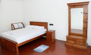 马特勒Linesa holiday resort的带床、梳妆台和镜子的卧室