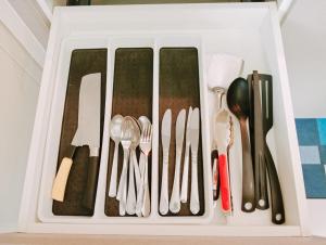 un tiroir blanc rempli d'ustensiles dans l'établissement A-21-11 Hidden Gem CybersquareWi-FiNetflixFreeParking, à Cyberjaya