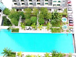 une vue aérienne d'une piscine devant un immeuble dans l'établissement A-21-11 Hidden Gem CybersquareWi-FiNetflixFreeParking, à Cyberjaya
