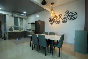 Η κουζίνα ή μικρή κουζίνα στο Infinity sea view pool Beach View 3Rooms 2Parkings