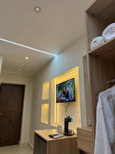 TV a/nebo společenská místnost v ubytování LE Grand Pyramids View & Suites
