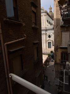 ナポリにあるLa camera di Annaの建物から路地を望む