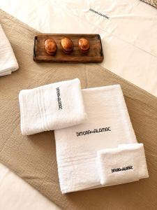 a table with two towels and a tray of muffins at DImORA sALAmAC in Monteroni di Lecce +31 photos