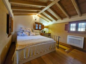 Un dormitorio con una cama grande en una habitación. en Green Paradise Pool Villa, en Luciano