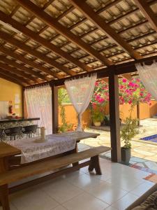 un pabellón con una mesa y un banco en un patio en CHACARA da LARY, en Pirenópolis