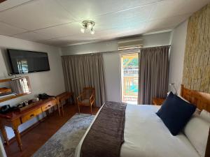 Televisyen dan/atau pusat hiburan di Bloem Spa Hotel & Conference