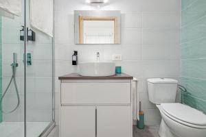 une salle de bain blanche avec un lavabo et des toilettes dans l'établissement Nott'e Die, à Olbia 33 autres photos