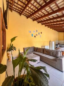 una sala de estar con un sofá y una mesa en CHACARA da LARY, en Pirenópolis 23 fotos más