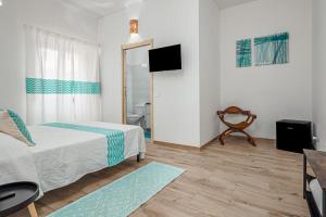 une chambre avec un lit et une télévision dans l'établissement Nott'e Die, à Olbia