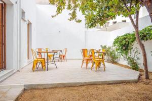 un groupe de chaises et une table sur une terrasse dans l'établissement Nott'e Die, à Olbia