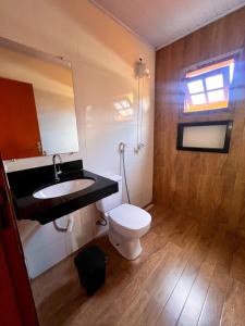 un baño con inodoro y lavabo en CHACARA da LARY, en Pirenópolis