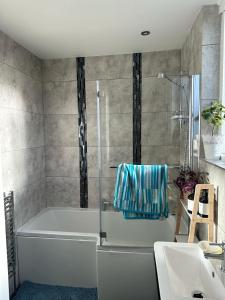 Koupelna v ubytování Cosy, central with parking - The Cornish Casa