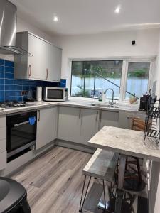 Kuchyň nebo kuchyňský kout v ubytování Cosy, central with parking - The Cornish Casa