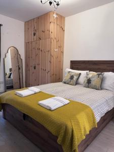 Postel nebo postele na pokoji v ubytování Cosy, central with parking - The Cornish Casa