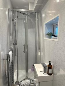 Koupelna v ubytování Cosy, central with parking - The Cornish Casa + 12 fotografií