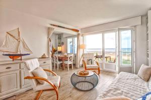 Galeriebild der Unterkunft Seafront flat near Cabourg with free private parking in Varaville