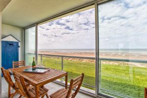 Galeriebild der Unterkunft Seafront flat near Cabourg with free private parking in Varaville