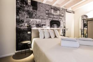 a bedroom with a large bed with a black and white wall at Residenza Ca' Rovere in Treviso