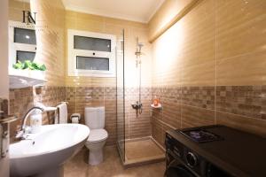 ein Badezimmer mit Waschbecken, Toilette und Dusche in der Unterkunft Spacious 2 BDR Apartment In Rehab City in Burg el-Ḥudûd + 12 Fotos
