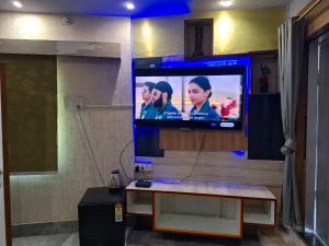TV a/nebo společenská místnost v ubytování Mavenoak Dreams B&B