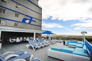 Balkón nebo terasa v ubytování Adventurer Oceanfront Inn