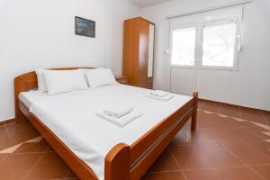 Postel nebo postele na pokoji v ubytování Aleksandra Apartments Utjeha