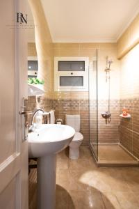ein Badezimmer mit Waschbecken, Toilette und Dusche in der Unterkunft Spacious 2 BDR Apartment In Rehab City in Burg el-Ḥudûd