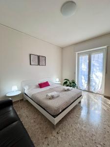 Un dormitorio blanco con una cama y un sofá. en Casa Gabry, en Verona