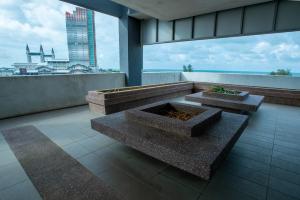 瓜拉丁加奴The Sky View Drawbridge Home的阳台设有2张长椅,享有城市美景。