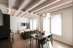 a living room with a table and a couch at Residenza Ca' Rovere in Treviso
