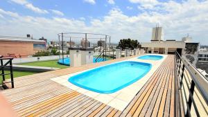 a swimming pool on the roof of a building at VOW Departamento CÉNTRICO CON COCHERA in Villa Carlos Paz