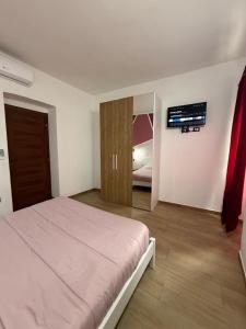 Postel nebo postele na pokoji v ubytování Sara's apartments