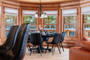 Χώρος καθιστικού στο Fiddler Lake Resort Chalet 66 Rabbit +14 φωτογραφίες