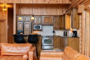 Η κουζίνα ή μικρή κουζίνα στο Fiddler Lake Resort Chalet 66 Rabbit