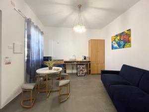 un salon avec un canapé bleu et une table dans l'établissement Maddareti trilo, à Milazzo