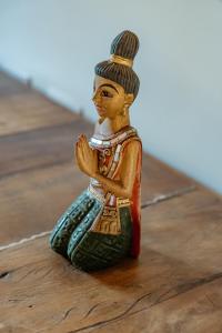 ウバトゥバにあるEspaço CurAmar - Praia de Itamambucaの座席人形