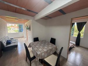 una sala de estar con una mesa y un sofá en apartamento campestre 201, en Ibagué