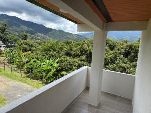balcón con vistas a los árboles y a las montañas en apartamento campestre 201, en Ibagué