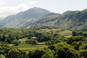 uma vista para um vale com montanhas ao fundo em Woolpack Inn em Eskdale