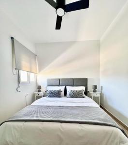 Postel nebo postele na pokoji v ubytování Plumeria Apartment Sitia