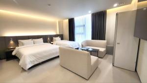 光州Cheomdan Lantana Hotel的有两张床和一把椅子的酒店房间