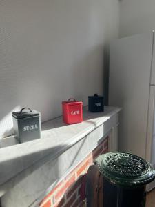 tres cajas sentadas en un mostrador en una habitación en Sarlat en Couleurs, en Sarlat-la-Canéda