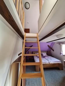 Postel nebo postele na pokoji v ubytování Chalupa U Křížku Říčky v Orlických horách