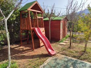 Herní místnost nebo prostor pro děti v ubytování George's family friendly maisonette with great exterior