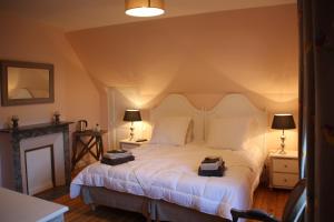 ein Schlafzimmer mit einem großen weißen Bett mit zwei Lampen in der Unterkunft Ferme de Canny in Canny-sur-Matz