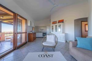 una sala de estar con un sofá y una mesa en Mare & Tranquillità - Trilocale con Wi-Fi, en Olbia 18 fotos más