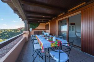 una mesa en el balcón de una casa en Mare & Tranquillità - Trilocale con Wi-Fi, en Olbia